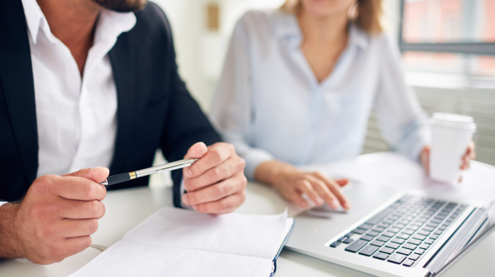 discutiendo-plan-negocios